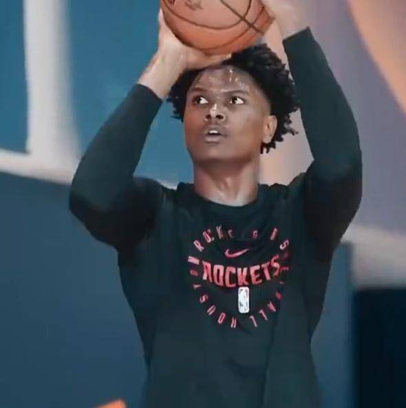 摔跤夜战：胶东飞鹰队读秒扳平南城犀牛队，主帅临场妙招二次进攻频频奏效(新疆队球迷高呼换周琦)九游体育